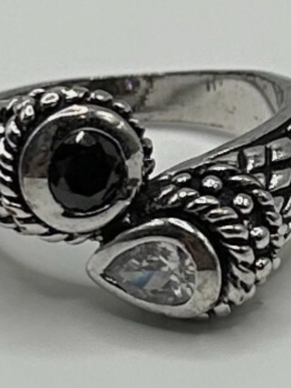 BEAUTIFUL SILVER TONE COCKTAIL FASHION RING WITH BLACK & CLEAR RHINESTONES SZ 8